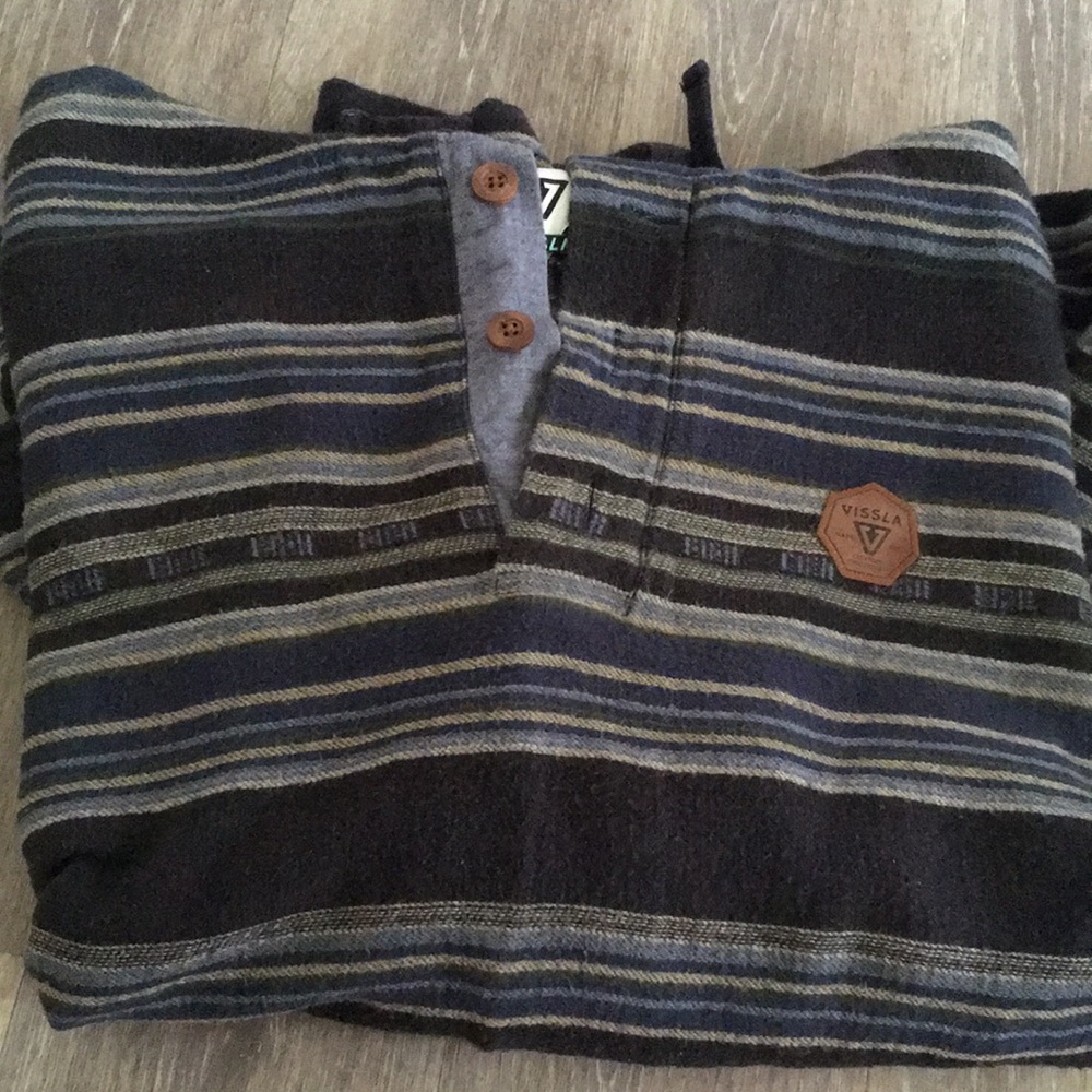 Stylish men’s VISSLA pullover with hood